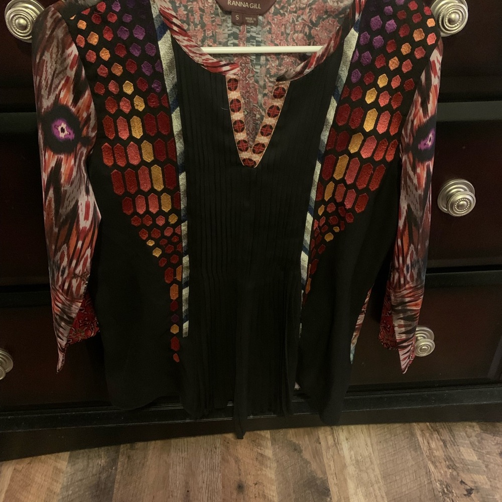 Ranna Gill Red and Orange V-Neck Raglan Top